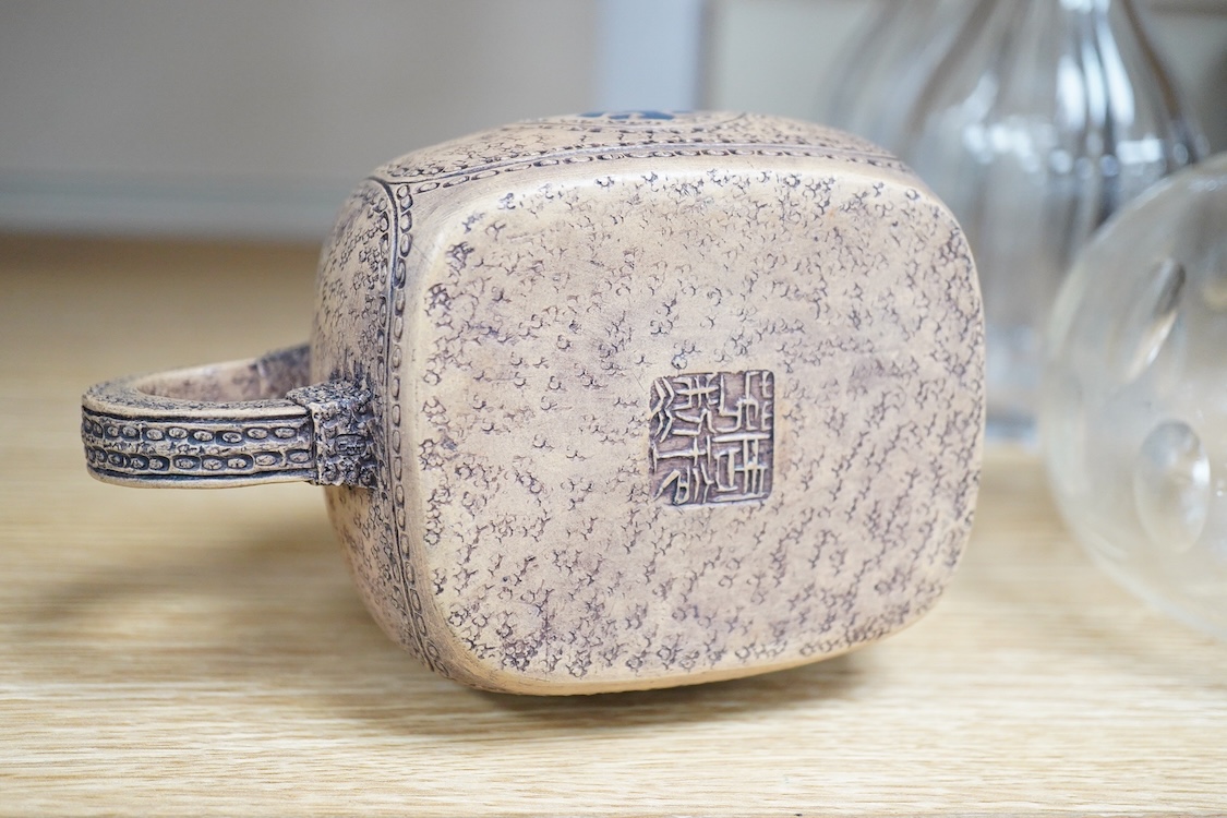 A Chinese Yixing pottery teapot and cover, 10cm
